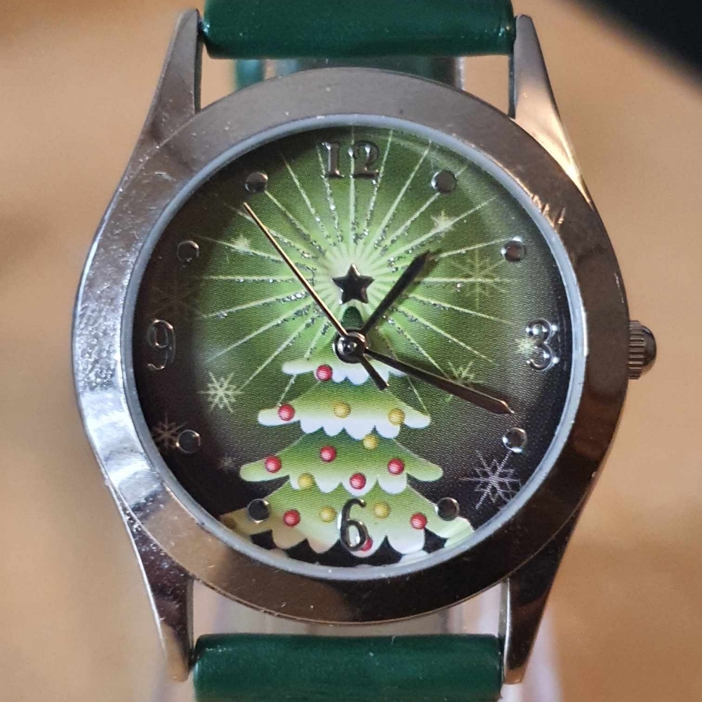 🦋10/$20🦋 Silver/Green Leather Christmas Tree Women's Watch